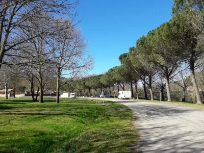 AIRE-DE-SERVICES-POUR-CAMPING-CARS-8211-Esperaza_2638132