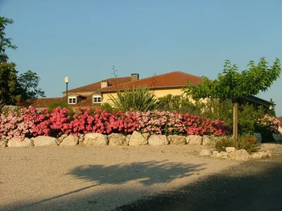 AIRE-DE-STATIONNEMENT-CAMPING-CAR-8211-Montamat_2606672