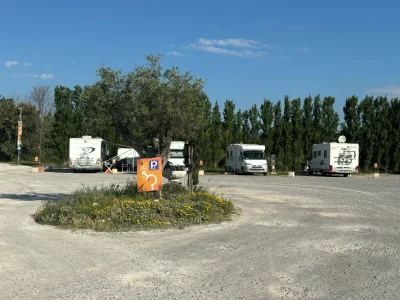 AIRE-DE-STATIONNEMENT-NIGHT4CAMPING-CAR-8211-Sainte-Marie-la-Mer_2508856