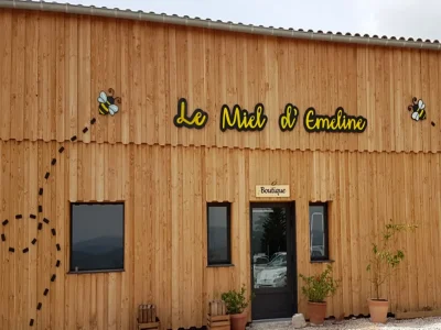 AIRE-DE-STATIONNEMENT-POUR-CAMPING-CARS-8211-DES-MIELS-ET-UNE-NUIT-8211-Tuchan_2635085