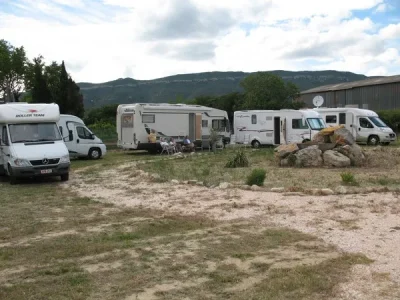 AIRE-DE-STATIONNEMENT-POUR-CAMPING-CARS-8211-DOMAINE-DE-ROUDENE-8211-Paziols_2638140