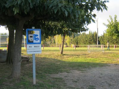 AIRE-DE-STATIONNEMENT-POUR-CAMPING-CARS_37906