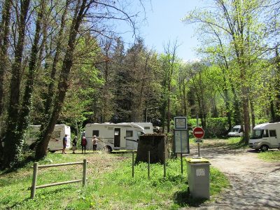AIRE-DE-STATIONNEMENT-POUR-CAMPING-CAR_40154