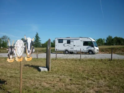 Accueil-camping-car-hors-camping-8211-Les-Fromages-de-Sylvie-8211-Coulonges-sur-l039Autize_3005404