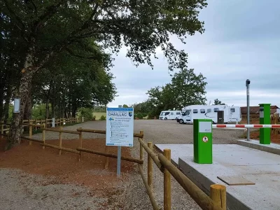 Aire-Camping-Car-Park-au-lac-de-la-Rochegaudon_775159