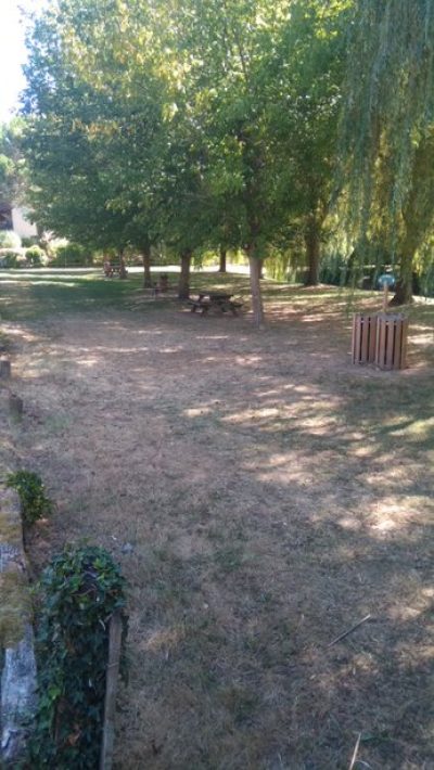 Aire-De-Pique-Nique-Bord-De-Cere_31419