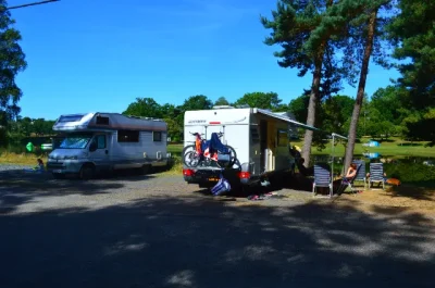 Aire-de-Camping-Car-camping-quotDomaine-du-Lac-de-Feytquot-8211-Servieres-le-Chateau_2864387