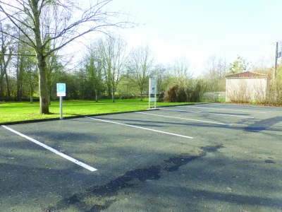 Aire-de-Stationnement-de-Camping-Car-de-Vouille-8211-Vouille_3076522