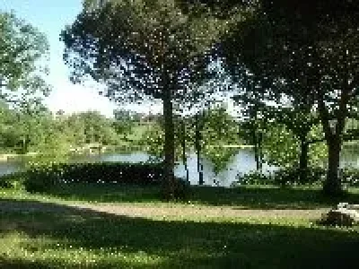 Aire-de-camping-car-au-camping-Le-Bosquet-8211-La-Fouillade_2259122