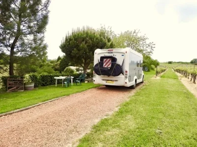 Aire-de-camping-car-du-Chateau-Haut-Pradot-8211-Morizes_2955995