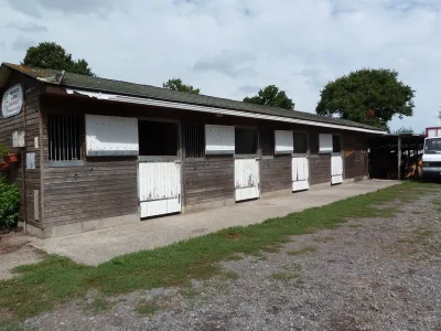 Aire-de-camping-car-gt-Ferme-equestre-des-Courlis-8211-Champeaux_3392531