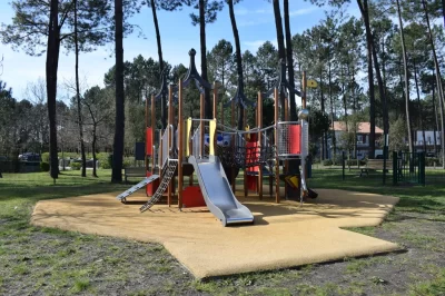 Aire-de-jeux-pour-enfants_1002928
