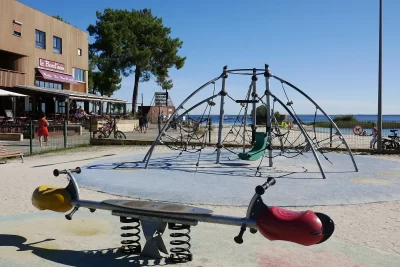 Aire-de-jeux-pres-du-lac_1134925