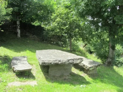 Aire-de-pique-nique-au-village-de-Valon-8211-Lacroix-Barrez-8211-Lacroix-Barrez_2259827