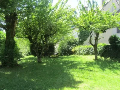 Aire-de-pique-nique-dans-le-jardin-de-l039eglise-de-Mur-de-Barrez-8211-Mur-de-Barrez_2260047