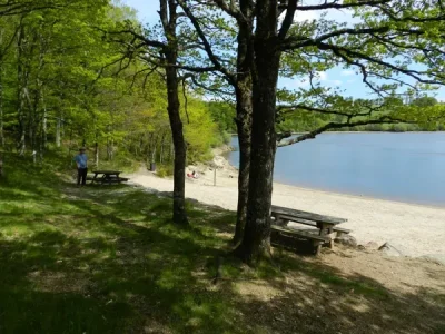 Aire-de-pique-nique-plage-du-lac-des-Galens-8211-Soulages-Bonneval_2259683