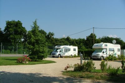 Aire-de-stationnement-camping-car-avec-aire-de-services-de-Romagne_33707