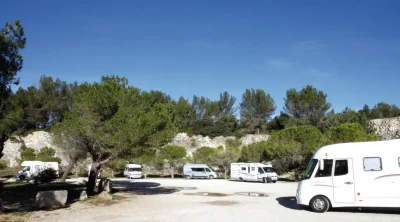 Aire-de-stationnement-camping-car-quotParking-du-Moulinquot-8211-Fontvieille_2474042