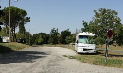 Aire-de-stationnement-de-Monflanquin-Coulon-8211-Monflanquin_3037503