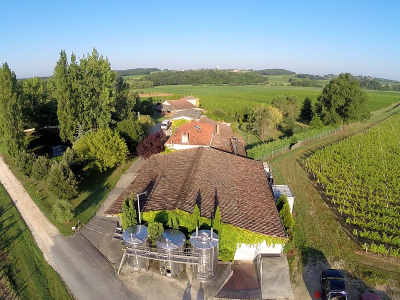 Aire-de-stationnement-des-Vignobles-Falgueret-Leglise_33490