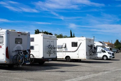 Aire-de-stationnement-pour-camping-cars-8211-Pelissanne_2474044
