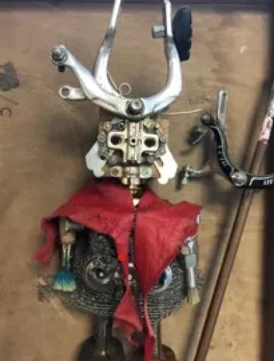 Apres-midi-stage-creatif-pour-creer-une-statuette-en-materiaux-recycle-a-l039Ecomusee-du-Montmorillonnais-avec-Walter-artiste-bricoleur-8211-10-08-2025-8211-Saulge_2875750