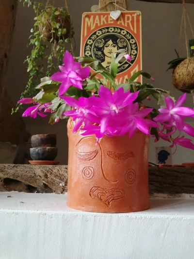 Atelier-Poterie-Barbotine-and-Bee-8211-Pouillon_3895344
