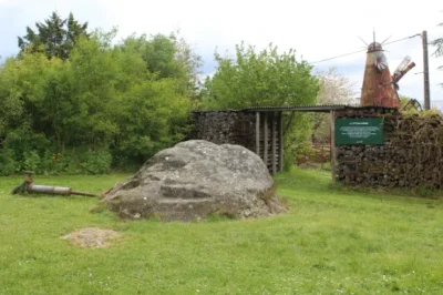 Atelier-demonstration-taille-de-pierre-sur-granit-au-Nombril-du-Monde-8211-Les-Rendez-Vous-aux-jardins-8211-08-06-2025-8211-Pougne-Herisson_2679472