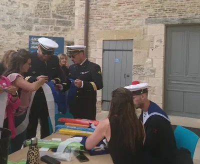 Atelier-fleurs-en-papier-crepon-dans-le-cadre-de-la-fete-des-Marins-8211-08-06-2025-8211-Honfleur_2460106