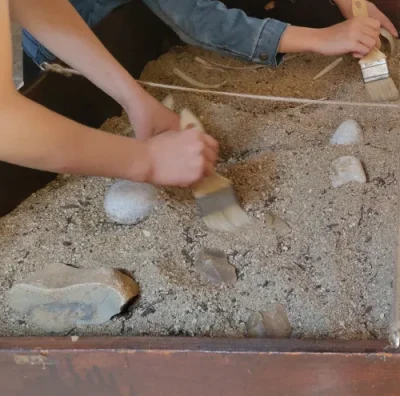 Atelier-prehisto039-quotFouilles-archeologiquesquot-8211-23-07-2025-8211-Lussac-les-Chateaux_2720359