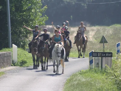 BALADE-EQUESTRE-EN-FAMILLE-OU-ENTRE-AMIS-les-Louveaux-8211-Le-Molay-Littry_2127116