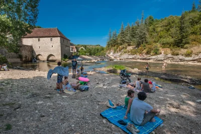 Baignade-du-moulin-de-Cabrerets-dans-la-riviere-Cele-8211-Cabrerets_2917854
