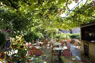 Bar-Brasserie-La-Tonnelle-8211-Saint-Cirq-Lapopie_2232388