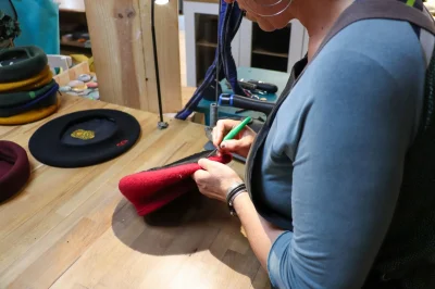Barnabe-8211-La-manufacture-de-berets-8211-Orthez_3895340