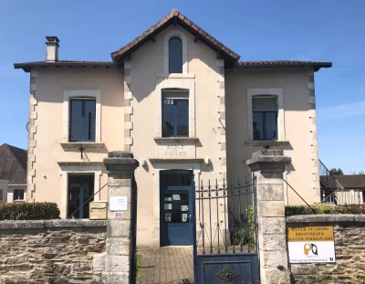Bibliotheque-de-Jumilhac-le-Grand-8211-Jumilhac-le-Grand_2643244