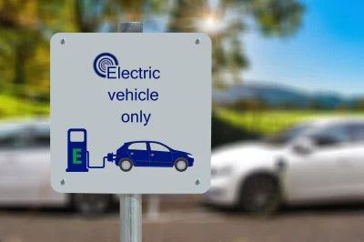 Borne-de-charge-electrique-pour-vehicule-Renault-8211-Gien_1734640