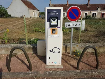 Borne-de-charge-electrique-pour-voiture-et-velo-8211-Ciron_1389466