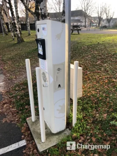Borne-de-recharge-pour-voitures-electriques-8211-Aubigny-sur-Nere_2467556