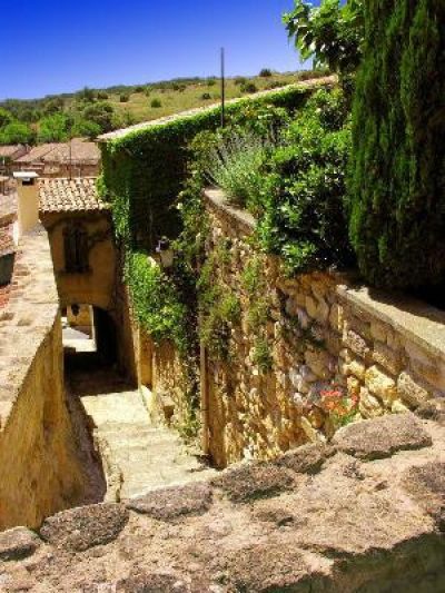 Bouches-du-Rhone-en-Paysages-8211-Rognes-flaneries-entre-pierres-et-jardins_24644