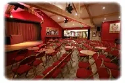 Cafe-Theatre-Cote-Rocher-quot-La-tete-a-l039envers-quot-8211-14-08-2025-8211-Rocamadour_2865063
