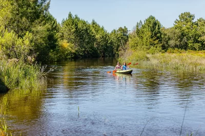 Canoe-kayak-et-paddle-sur-le-canal-des-etangs-du-Porge_1133097