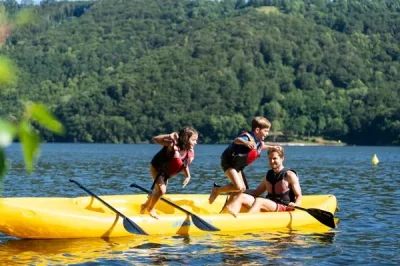 Canoes-pedalos-paddles-locations-Camping-la-Source-8211-Therondels_2226222-1