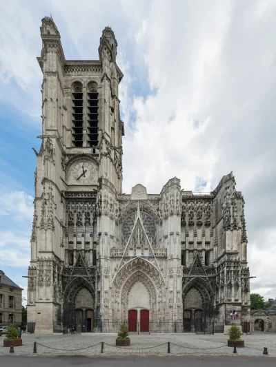 Cathedrale-Saint-Pierre-Saint-Paul_553992