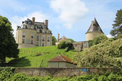 Chateau-musee-des-caleches-et-parcours-immersif-debut-de-la-promenade-des-remparts-du-chateau-8211-Apremont-sur-Allier_2819966