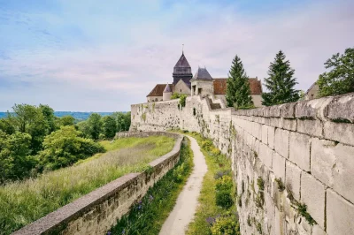 Cite-medievale-chemin-de-ronde-et-portes-fortifiees-de-Coucy-le-Chateau-8211-Coucy-le-Chateau-Auffrique_2268781