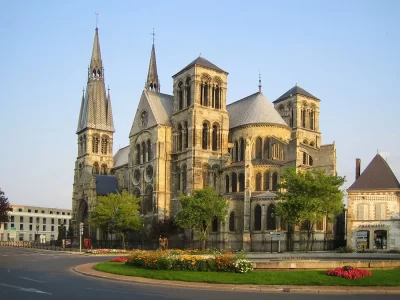Collegiale-Notre-Dame-en-Vaux_551488