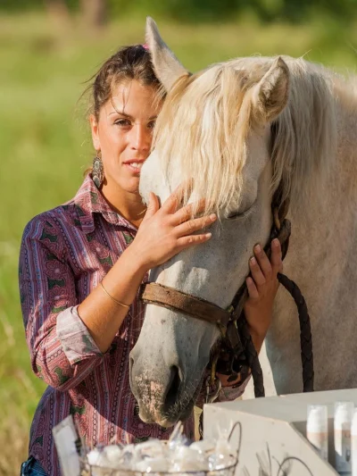 Cosmetiques-au-lait-de-juments-de-Camargue-8211-Arles_2360979