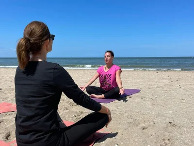 Cours-de-yoga-avec-YogaVanYessa-8211-Deauville_1822162