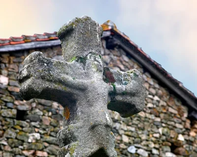 Croix-des-Varvauds-ou-Christ-en-jupon-8211-Breuilaufa_3516485