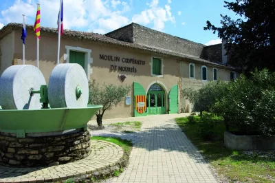 Deux-villages-provencaux-au-pied-des-Alpilles_771493